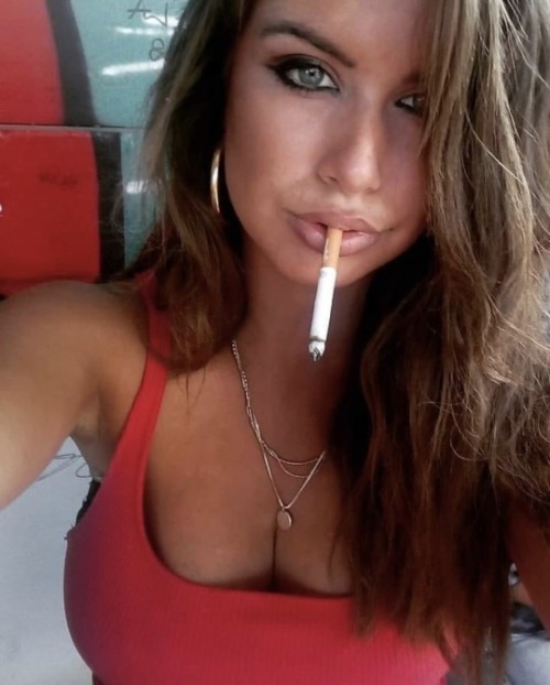 SMOKING WOMAN porn pictures