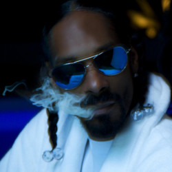 itscelebrixxxtiez:  Snoop DoggPeep more naked celebrities at http://itscelebrixxxtiez.com