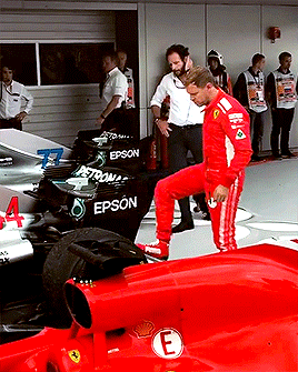 sebastianvetel:Sebastian inspecting Lewis’ “small blister”…