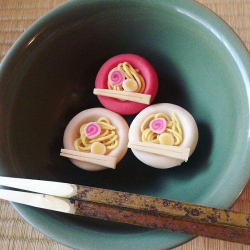 emmaklee: ramen-motif wagashi [@saiko_ebisawa