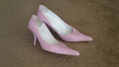 awesomeingridanetafan: pink pointy toe pumps