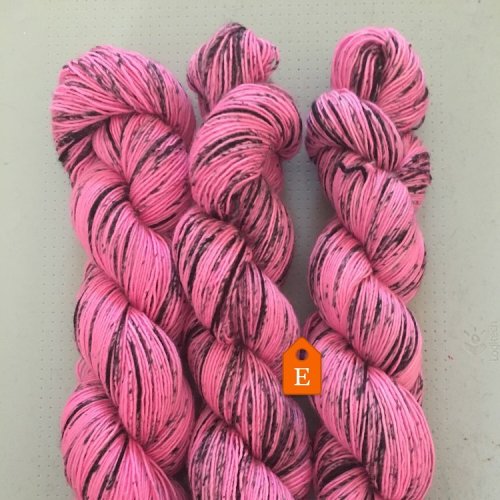 knittinginfrance:Enjoy-25% off all my hand dyed yarns this weekend with coupon code:BLACK25 at check