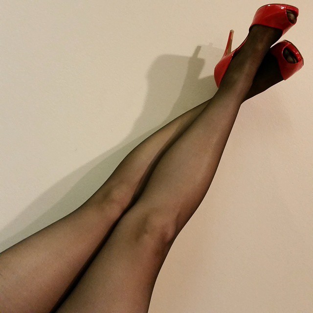 herhosiery:  Loving my new heels while wearing my silky #Leggs #SheerEnergy #pantyhose