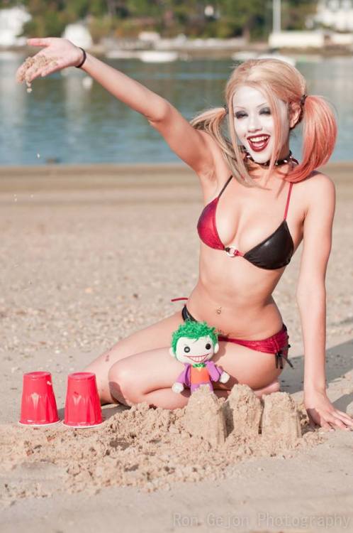 sexncomics:  #KittyYoung #RonGejon #HarleyQuinn #Cosplay #BIkini #Beach 