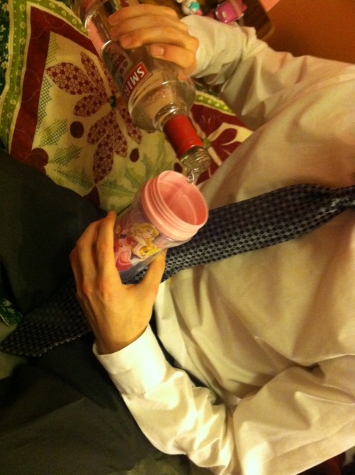 daddy-ownshis-kitten:  Filling her sippy cup for her <3   Need