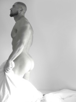 naked-muscle:  Francois Sagat