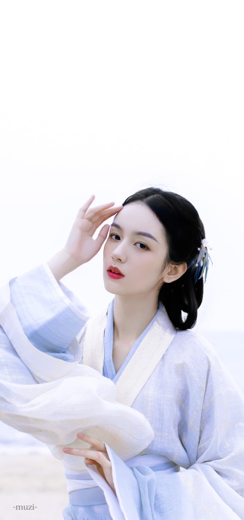 simply-zhouye:Gorgeous edits of Zhou Ye 周也 looking beautiful in her Hanfu ~ Happy Mid-Autumn Festiva