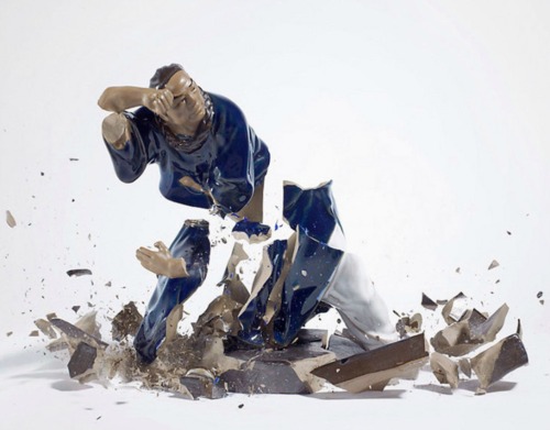 sifu-kisu:Porcelain fighting figures dropped and photographed the moment of shattering.