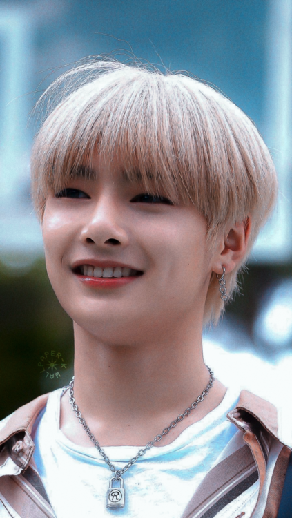 『JEONGIN』saved? reblog or like© fantaken owners