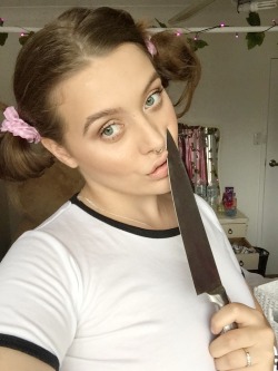dadddyslittlecumkitty:  Little girls shouldn’t play with knives