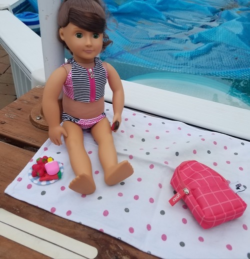 myamericangirldolls:Sarah had a great time chilling out poolside with her favorite summer snacks!