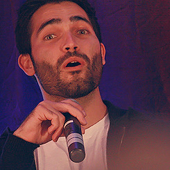 pekyuliarnuisance:tyler hoechlin does things with his face at the wolfs bane convention.