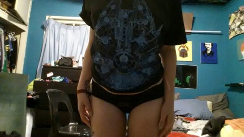 smileprettybaby:  So here’s my surprise to shade. a ridiculously amazing millennium falcon shirt.