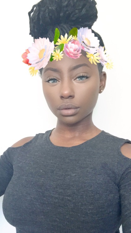 queensmelanin:  IG: kxtbonifacio• 18• Angola  Dark skin and proud