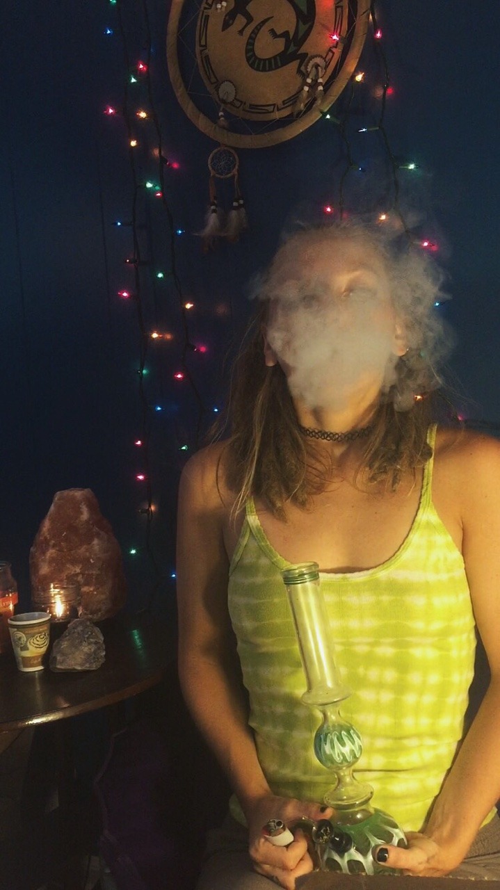 tiedyedsunfl0wer:  my favorite place in the apartment🌙🌈