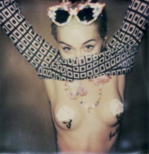 Porn : Miley Cyrus - V Magazine (Jan. 2015)  photos