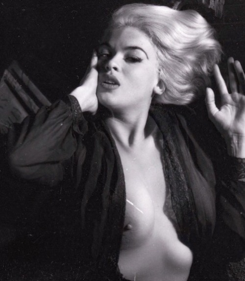 loutigergirl99: pokeyinak: vavavoomrevisited:womenofdaysgoneby: Jayne Mansfield peeking out… … n’ fr