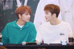 marksookie:  Haechan looks like he wanna kiss Mark so bad 