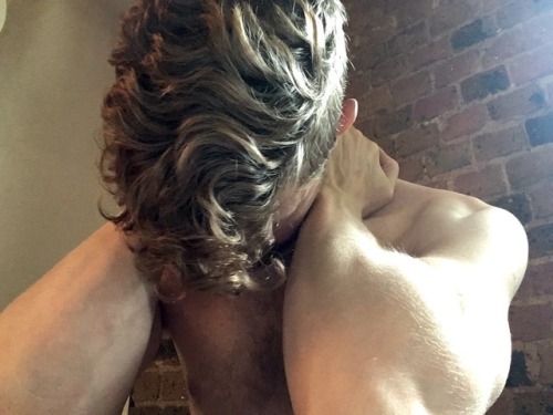 Porn justryingtolookchivalrous:  Curls get girls… photos