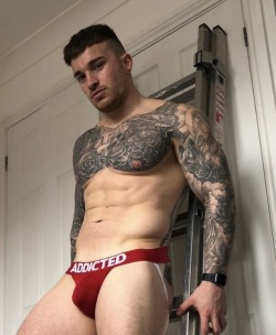 menalaus: guyswithbooty:  Red Never Looked So Good Before 🍑😍  oh my god 
