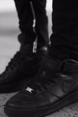 blvck-passion:  Follow BLVCK-PASSION for daily fashion and art on your dash!