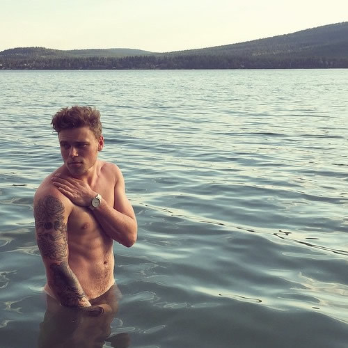 glad2bhere:  Gus Kenworthy  Freestyle Skier Augustus Richard “Gus” Kenworthy is an English-born American freestyle skier from Telluride, Colorado who competes in slopestyle and also the halfpipe. Kenworthy won the silver medal in Men’s freestyle