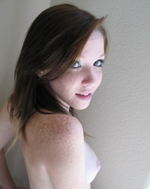 sexy-with-freckles:  Over the shoulder http://tiny.cc/lfswiy adult photos