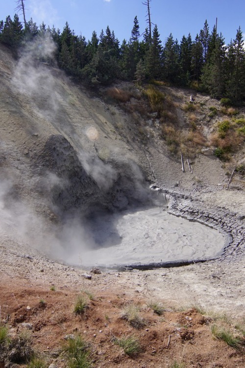 keithcurrypochy:Mud VolcanoMicroorganisms living in the water turn hydrogen sulfide into sulfuric ac