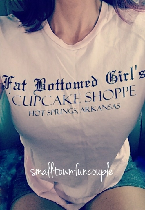 smalltownfuncouple:  30west42fit: rippedjeanseyesofgreen:   My favorite t-shirt, cuz it’s from one of the best cupcake places EVER. And my favorite way to wear it when driving in the car! Have a great day pretty girl!💋💓💋 💋💋💋💋💋💋💋💋💋💋💋💋💋