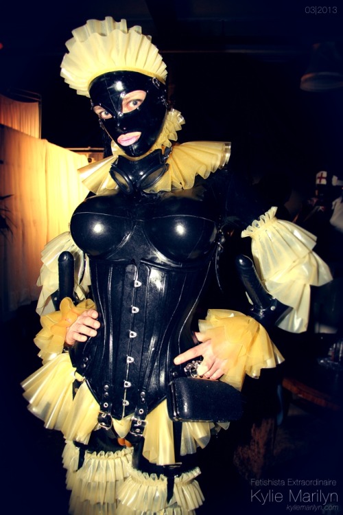 headbutbaby:  masteronij:  kyliemarilyn:  Black and transparent latex work really nice together don’