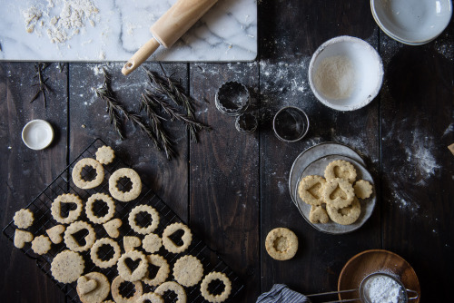 sweetoothgirl: rosemary + salted caramel linzer cookies