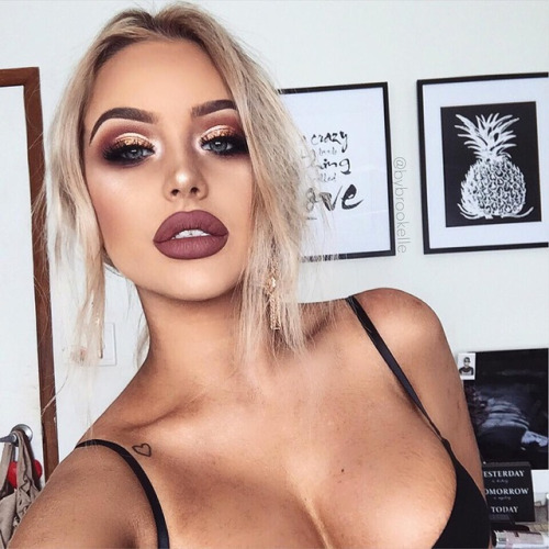 XXX Another bimbo makeup goal photo