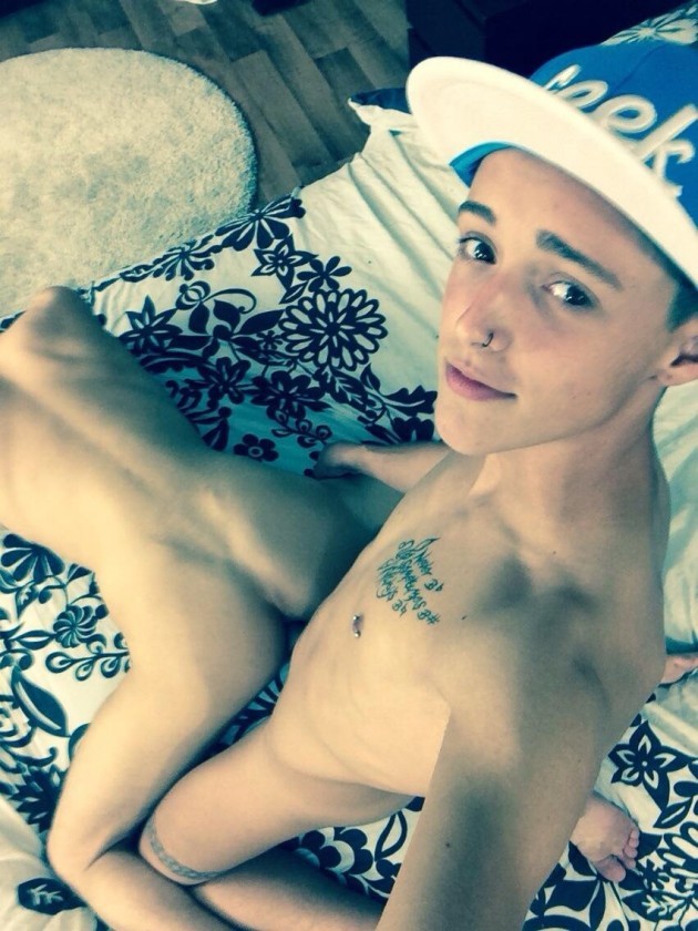gayboykink:  Love it when a top wants to show off his fuck.
