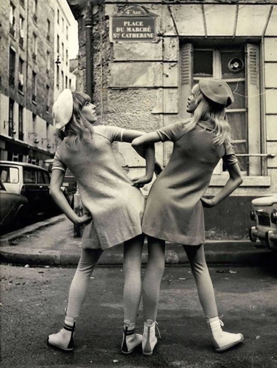 Sixties — Swinging Paris in 1966. Place du...