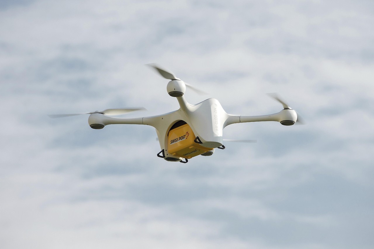 DRONES HOSPITALARIOS. El correo suizo presentó los vuelos regulares de drones para trasladar muestras de laboratorio entre dos hospitales en Lugano, Suiza. Oficina Federal de Suiza para la Aviación Civil (FOCA) ha dado al proyecto la luz verde...
