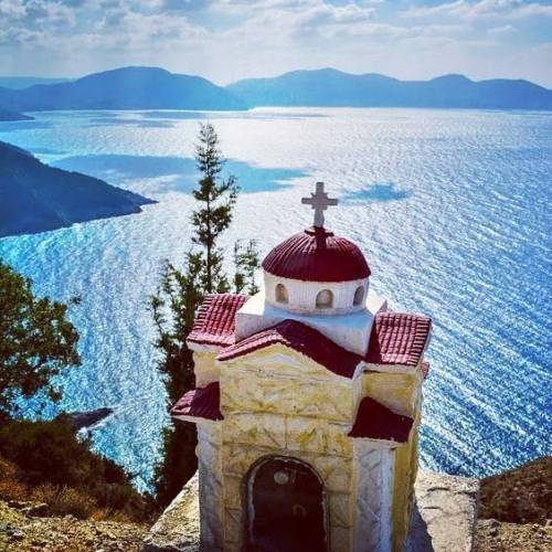 Good morining from Greece Little Church, Kefalonia Island! #Greece #sailinggreece #catamarancharterg