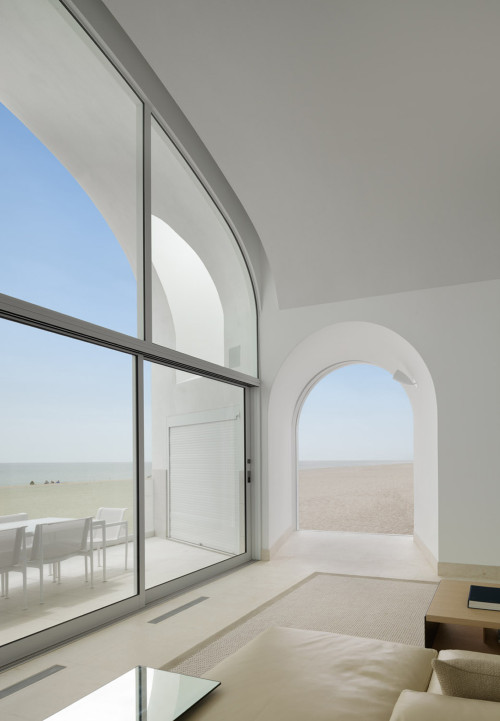 archatlas:    Vault House Johnston Marklee   Vault House is situated on a densely developed Californian beach site and challenges the standard prime, single-view typology by applying a strategy of complex layering of transparent interior spaces. With