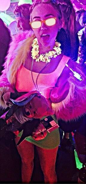 mileynation:  Miley at her birthday party last night 