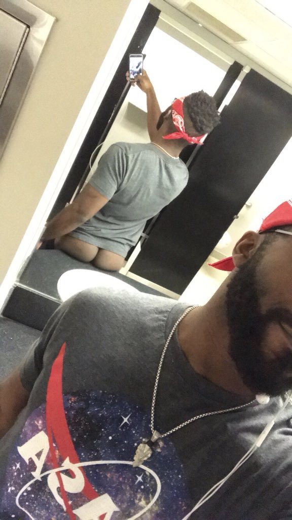 dexter-xxx:  Str8 exhibitionist that loves his ass to be played in &amp; played
