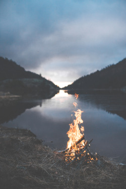 man-and-camera:  Bonfire at the lake ➾