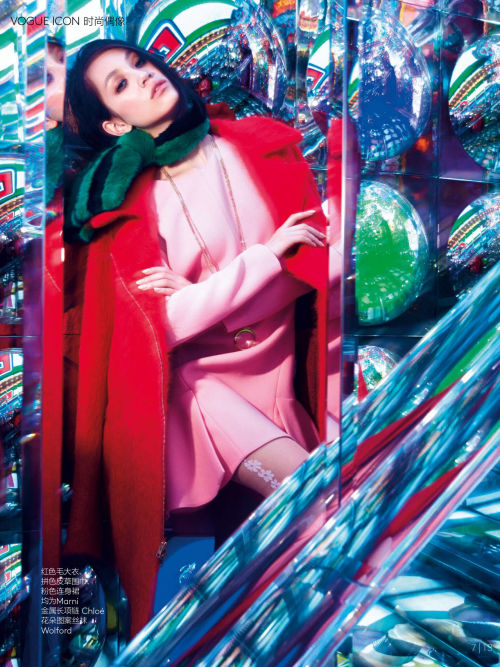  “Black Rainbow”Mizuhara Kiko by Dusan Reljin in Vogue China Collections Pre-Fall 2014 Translation:Ninagawa Mika says that Mizuhara Kiko possesses “a face more intriguing than mere beauty.” In order to satisfy her curiosities about