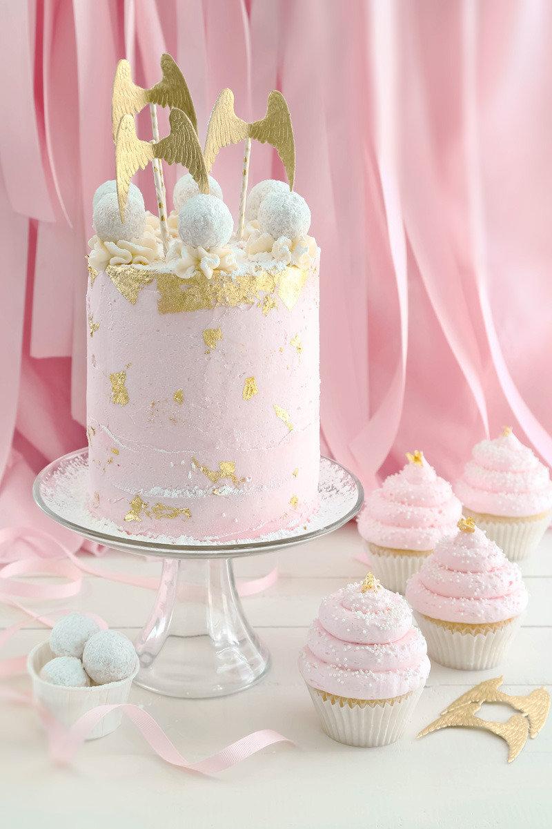 kawaii-food-is-kawaii:  Pink Champagne and Gold Leaf Layer Cake and Cupcakes 