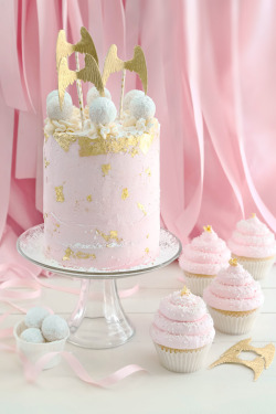 kawaii-food-is-kawaii:  Pink Champagne and Gold Leaf Layer Cake and Cupcakes 