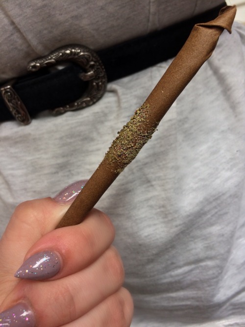 paradisiak: steezyuniverselovesyou: ganja-goddess: PROUD because I had to roll this blunt in a hurry