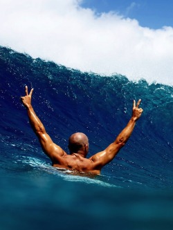 tellmeyourprettylies:  Kelly Slater hoots for Ross Williams. Photo: Morgan Maassen 