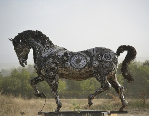 mindofalyx: steampunktendencies: Mercury, a scrap metal horse by turkish artist cem özkan 