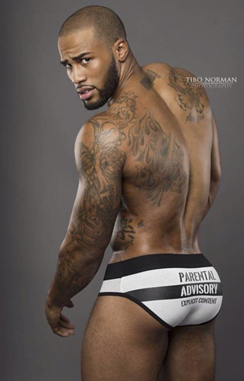 gorgeousblackmen: kalosredux: kalosredux.tumblr.com  He’s wearin’ the hell outta those! That&