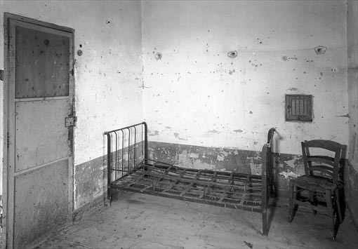 un-couteau-pour-isaac:  Vincent Van Gogh’s room in the asylum of St Paul de Mausole