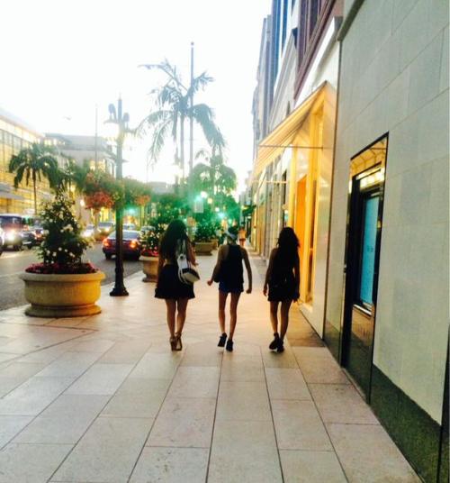 @alestoeessel: Tres mujeres bonitas pérdidas en Rodeo Drive. 