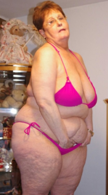 mikestolly: time4sumaction:  I love this Gran in her Bikinis  Gorgeous  Que escondes ahí?? Qu